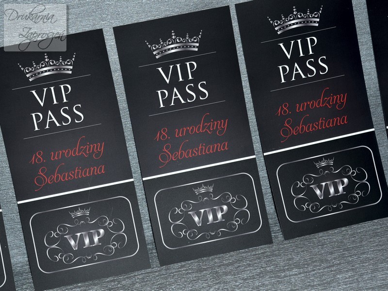 zaproszenia na osiemnastkę VIP czarne z elementami srebra i czerwieni personalizowane VIP PASS Drukarnia Zaproszeń