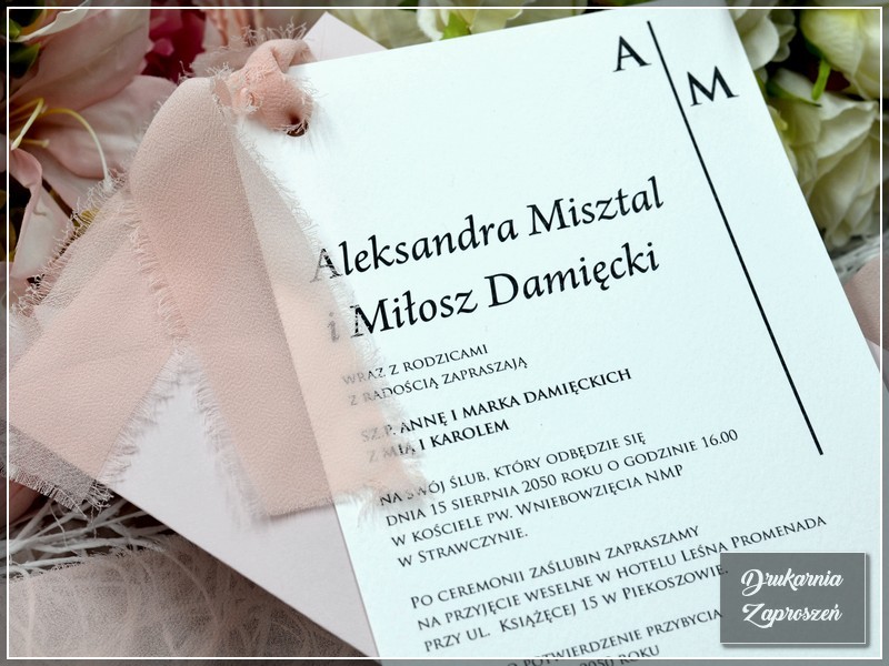 zaproszenia ślubne jednokartkowe MISTY RIBBON personalizowane z szarpaną szyfonową wstążką przeciągniętą przez dziurkę