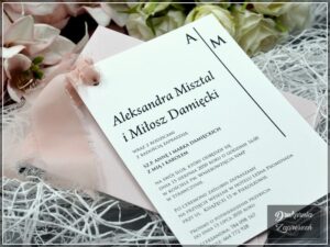 zaproszenia ślubne jednokartkowe MISTY RIBBON personalizowane z szarpaną szyfonową wstążką przeciągniętą przez dziurkę