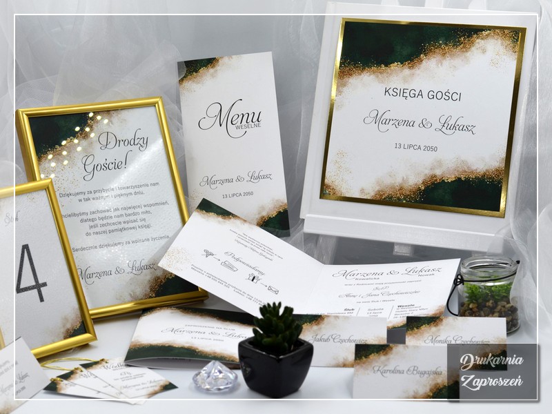Zaproszenie ślubne EMERALD GOLD w odcieniach złota, bieli i zieleni, rozkładane, kwadratowe K4, aksamitne w dotyku + zestaw dodatków ślubnych EMERALD GOLD Drukarnia Zaproszeń