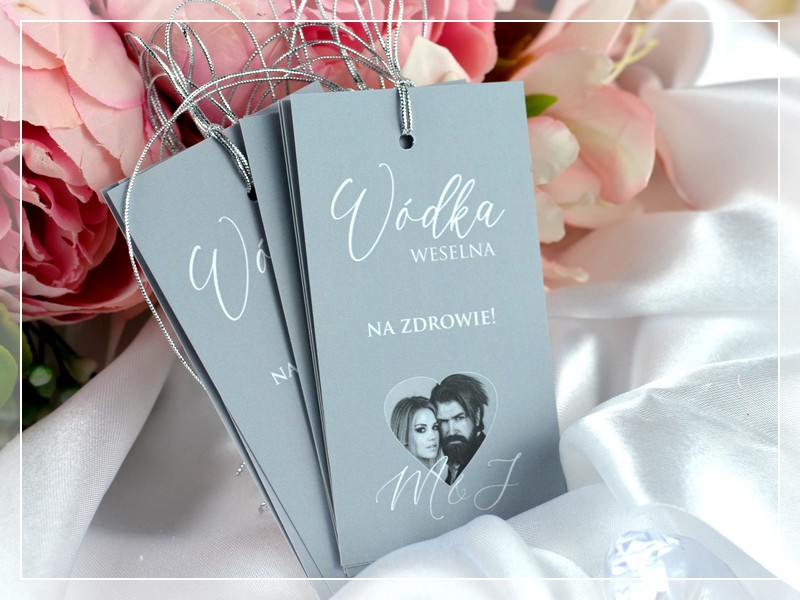 Zawieszki na alkohol FOTO 3 - nowoczesne zawieszki na wódkę weselną z możliwością dodania zdjęcia młodej pary, DRUKARNIA ZAPROSZEŃ
